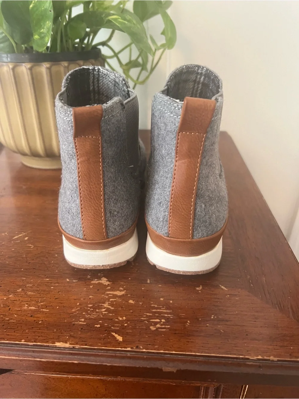 NWOT BOC Born Kara Faux Wool Ankle Chelsea Boots Booties Grey Pull On 8.5M